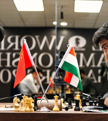 Đinh Lập Nhân (trái) trong ván 9 gặp Gukesh tại chung kết cờ vua thế giới 2024 ở Singapore. Ảnh: FIDE