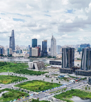 Một góc bán đảo Thủ Thiêm với căn hộ hạng sang và văn phòng hạng A nhìn về quận 1, TP HCM vào tháng 8/2024. Ảnh: Quỳnh Trần