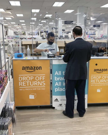 Khách trả lại hàng đã mua trên Amazon tại một cửa hàng ở Clifton, New Jersey, Mỹ, năm 2021. Ảnh: AP.