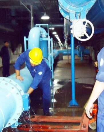 Công nhân kiểm tra hệ thống cấp nước ở nhà máy nước Thủ Đức. Ảnh: Hương Hà