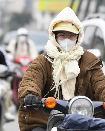 Người Hà Nội trong giá rét. Ảnh: Giang Huy