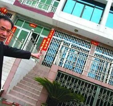 Anh trai chỉ nơi ông Châu Tổ Báo bị hại. Ảnh: Yeeyi