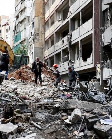 Lực lượng cứu hộ đào bới đống đổ nát ở Basta Fawqa, trung tâm Beirut, ngày 25/11. Ảnh: Reuters
