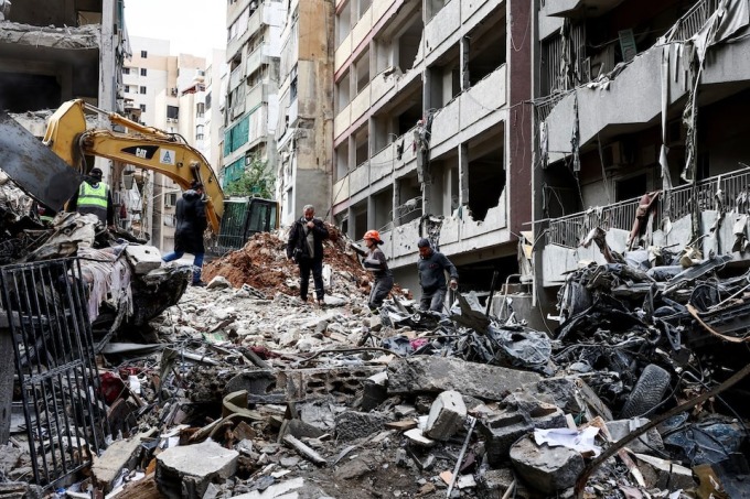 Lực lượng cứu hộ đào bới đống đổ nát ở Basta Fawqa, trung tâm Beirut, ngày 25/11. Ảnh: Reuters
