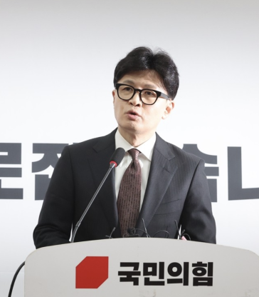 Han Dong-hoon tại buổi họp báo ngày 16/12, tuyên bố từ chức chủ tịch đảng Quyền lực Nhân dân (PPP) cầm quyền. Ảnh: Yonhap