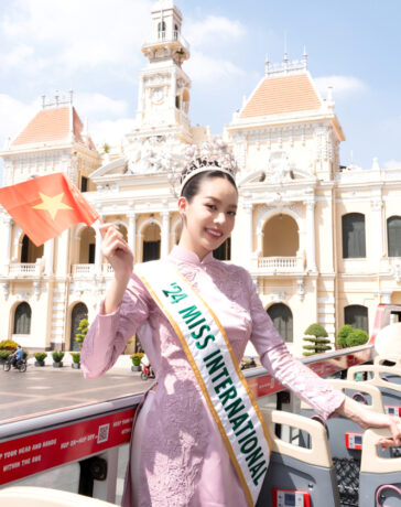 Thanh Thủy trên đường phố TP HCM sáng 18/11.