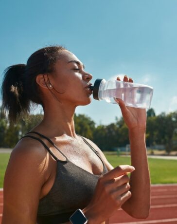 Các runner nên uống từng ngụm nhỏ, thay vì uống quá nhiều trong một lần, khi chạy bộ. Ảnh: SELF