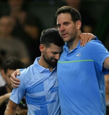 Djokovic ôm chia tay Del Potro, ở Buenos Aires, Argentina hôm 1/12. Ảnh: Reuters