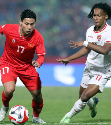 Tiền đạo Ronaldo Kwateh tranh bóng với Vũ Văn Thanh, trong trận Việt Nam hạ Indonesia 1-0 tại bảng B, ASEAN Cup trên sân Việt Trì, tỉnh Phú Thọ tối 15/12/2024. Ảnh: Hiếu Lương