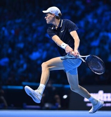 Sinner đánh trái tay ở ATP Finals, trên sân Inalpi, Torino, Italy hôm 17/11. Ảnh: ATP