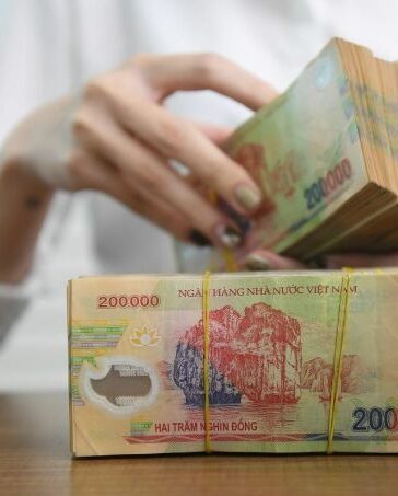 Nhân viên chi nhánh một ngân hàng tại Hà Nội kiểm đếm ngân quỹ, tháng 4/2022. Ảnh: Giang Huy