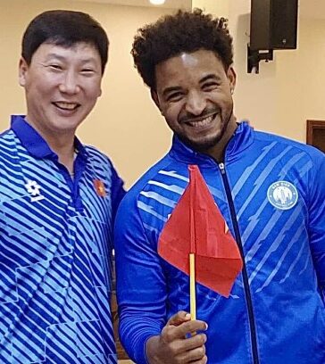 HLV Kim Sang-sik và Nguyễn Xuân Son trong lần đầu hội quân tuyển Việt Nam tối 5/12. Ảnh: VFF