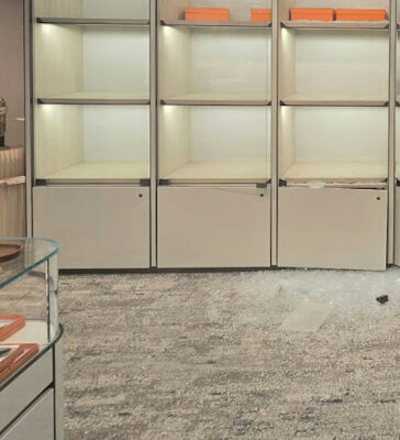 Một số kệ bị vét sạch sản phẩm. Ảnh: HK01