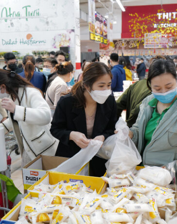 Người dân mua sắm bánh kẹo dịp Tết Nguyên đán 2023 tại Hà Nội. Ảnh: Ngọc Thành