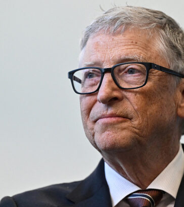 Tỷ phú Bill Gates tại London (Anh) hôm 15/2. Ảnh: Reuters