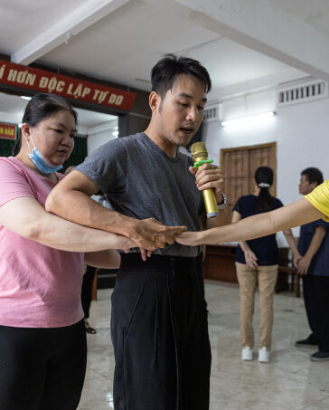 Thầy Trần Quốc Tú hướng dẫn học viên khiêu vũ ở lớp học thuộc quận 1, TP HCM, chiều 29/11. Ảnh: Khương Nguyễn