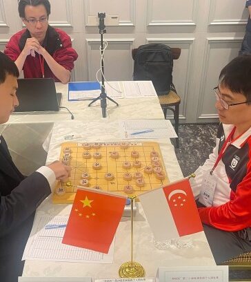 Lưu Bách Hoành (trái) trong ván đấu với Hoàng Học Khiêm tại giải cờ tướng châu Á ở Singapore ngày 4/12/2024. Ảnh: Thăng Long Kỳ Đạo