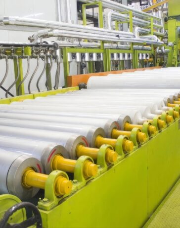 Dây chuyền sản xuất màng nhựa trong dẻo của Rạng Đông Holding. Ảnh: RDP