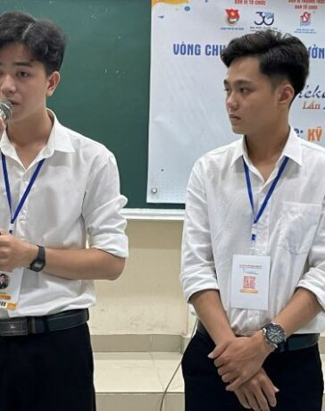 Dương Chí Bảo (trái) và Phạm Hoài Bảo giới thiệu máy tách vỏ hạt sen tại cuộc thi Sinh viên nghiên cứu khoa học Euréka ngày 6/12. Ảnh: Hà An