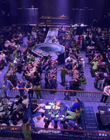 Công an kiểm tra vũ trường MDM sáng ngày 21/11. Ảnh công an cung cấp