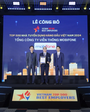 Đại diện MobiFone (đứng giữa) nhận giải top 500 nhà tuyển dụng hàng đầu Việt Nam 2024. Ảnh: MobiFone
