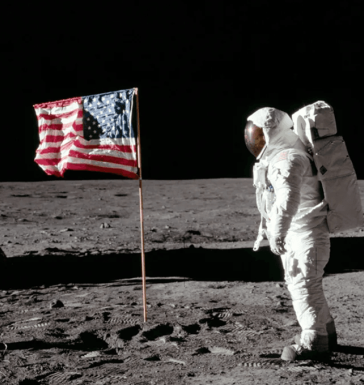Phi hành gia Buzz Aldrin đứng trên bề mặt Mặt Trăng, phía sau không có ngôi sao nào. Ảnh: NASA