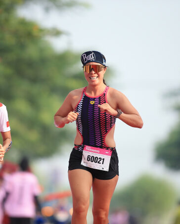 Phạm Thúy Vi và học trò khi về đích tại DNSE Aquaman Vietnam 2024. Ảnh: Aquaman Vietnam