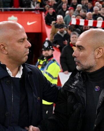 Slot (trái) bắt tay Guardiola sau trận Liverpool 2-0 Man City tối 1/12. Ảnh: LFC