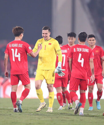 Nguyễn Filip (áo vàng) mừng chiến thắng cùng các đồng đội, sau khi Việt Nam hạ Indonesia 1-0 ở vòng bảng ASEAN Cup 2024. Ảnh: Lâm Thỏa