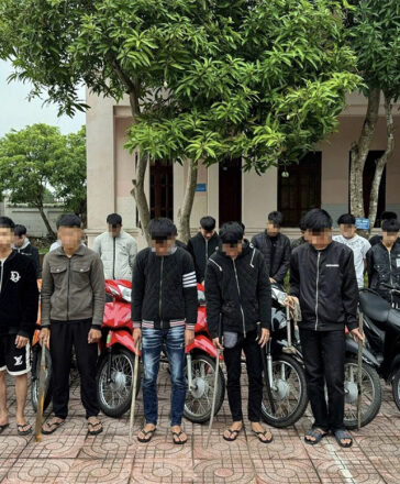 Cảnh sát tạm giữ một số người tham gia hỗn chiến, thu tang vật gây án. Ảnh: Hòa Vang