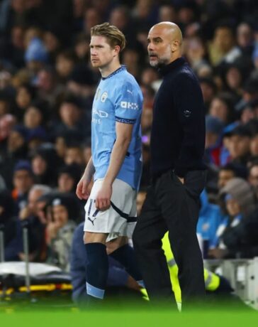 HLV Pep Guardiola chuẩn bị tung Kevin de Bruyne vào sân trận Man City thua Liverpool 0-2 ở vòng 13 Ngoại hạng Anh. Ảnh: Reuters