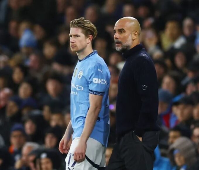 HLV Pep Guardiola chuẩn bị tung Kevin de Bruyne vào sân trận Man City thua Liverpool 0-2 ở vòng 13 Ngoại hạng Anh. Ảnh: Reuters
