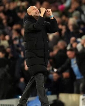 Guardiola mừng bàn trong trận Man City 3-0 Nottingham tối 4/12. Ảnh: PA