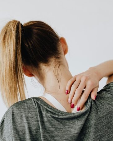 Đau vai cổ gáy là triệu chứng phổ biến ở dân công sở. Ảnh: Pexels