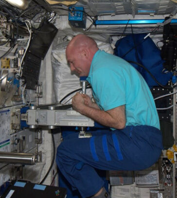 Phi hành gia André Kuipers của Cơ quan Vũ trụ châu Âu (ESA) sử dụng SLAMMD để đo khối lượng cơ thể. Ảnh: NASA/ESA