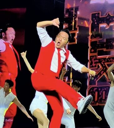 Psy cháy trên sân khấu với vũ đạo sôi động. Ảnh: Phạm Thế Hiển