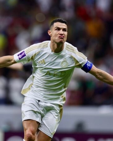 Cristiano Ronaldo mừng bàn trong trận Al Nassr thắng Al Gharafa 3-1 trên sân Al Bayt, Al Khor, Qatar ngày 25/11. Ảnh: Al Nassr