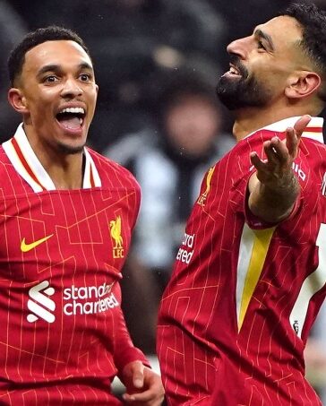 Alexanderp-Arnold và Salah mừng bàn trong trận Newcastle 3-3 Liverpool tối 4/12. Ảnh: PA