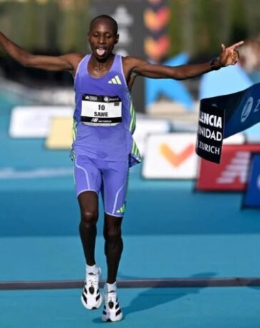 Sabastian Sawe cán đích đầu tiên tại Valencia Marathon 2024 ngày 1/12. Ảnh: Reuters