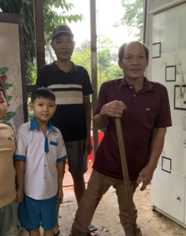 Cháu Trần Lê Đức Tân (bìa trái) cùng bố, ông nội và em trai ở huyện Cam Lê, Quảng Trị, chiều 13/11. Ảnh: Nhân vật cung cấp