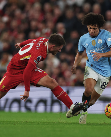 Rico Lewis trong một pha tranh chấp với Alexis MacAllister ở trận Man City thua Liverpool 0-2 tối 1/12. Ảnh: Reuters