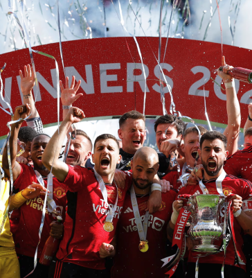 Man Utd nâng Cup FA sau khi đánh bại Man City ở chung kết mùa trước. Ảnh: The Observer