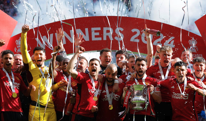 Man Utd nâng Cup FA sau khi đánh bại Man City ở chung kết mùa trước. Ảnh: The Observer
