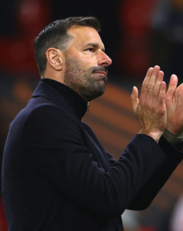 Van Nistelrooy vỗ tay, cảm ơn CĐV trong một trận dẫn dắt Man Utd. Ảnh: Reuters