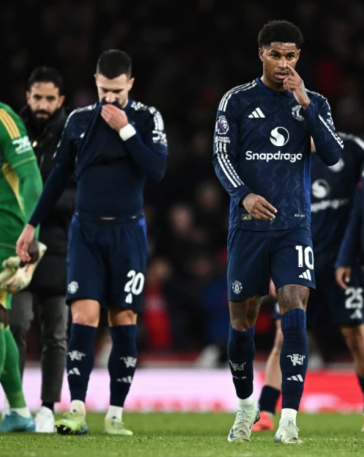 Rashford và các cầu thủ Man Utd sau trận thua Arsenal tối 4/12. Ảnh: Reuters
