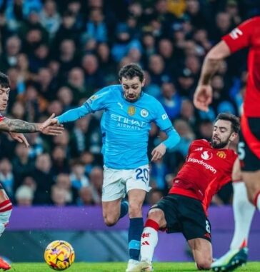 Tiền vệ Bernardo Silva đi bóng trong trận Man City thua Man Utd 1-2 trên sân Etihad, Manchester, Anh ngày 15/12. Ảnh: Man City