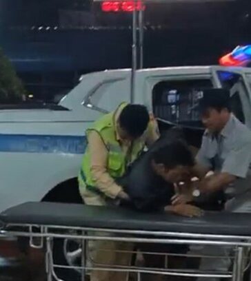Tài xế được CSGT đưa vào Trung tâm Y tế huyện Xuân Lộc cấp cứu. Ảnh: Tư Huynh