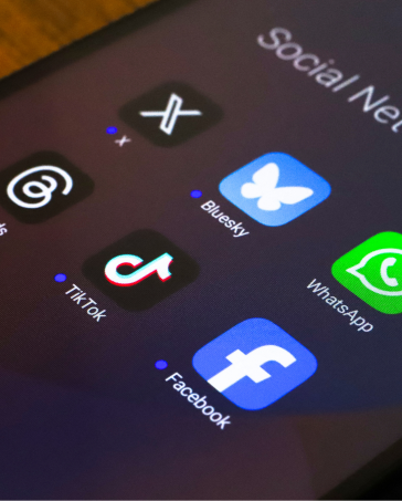 Màn hình hiển thị một số mạng xã hội phổ biến. Ảnh: AFP