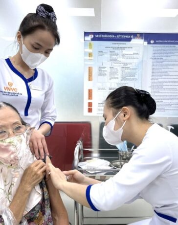 Một người lớn tiêm vaccine sốt xuất huyết tại VNVC. Ảnh: Diệu Thuần