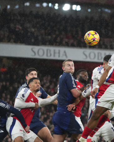 Hậu vệ Jurrien Timber (số 12) đánh đầu ghi bàn mở tỷ số từ pha đá phạt góc trong trận thắng Man Utd 2-0 ở vòng 14 Ngoại hạng Anh trên sân Emirates, London ngày 4/12. Ảnh: AP